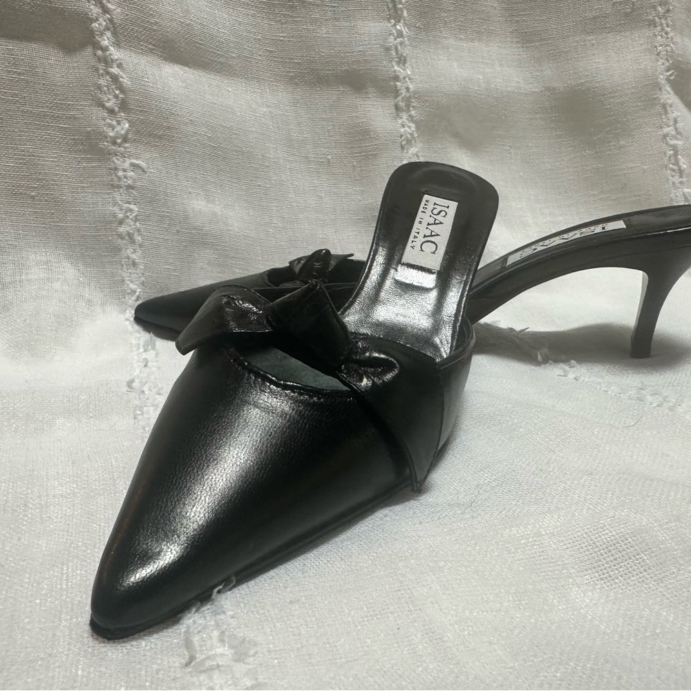 Isaac Mizrahi Black Pointed-Toe Kitten Heels with Bow detail Made in Italy - Picture 9 of 9